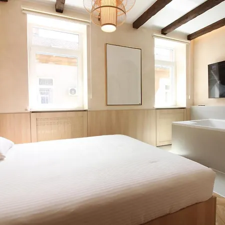 Beige Apartman